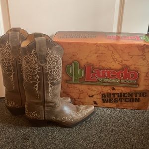Laredo Authentic Western Boots in Taupe/Bone Color w/ Flower Detailing Size 7.5